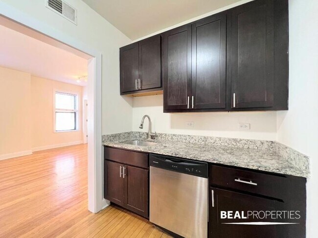 Building Photo - 2 bedroom in CHICAGO IL 60613