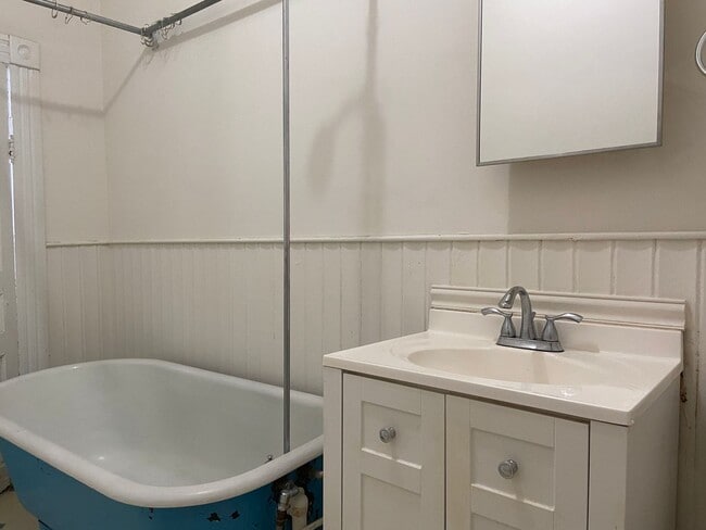 Building Photo - 1 Bedroom, 1 Bathroom Apartment in Greensboro!