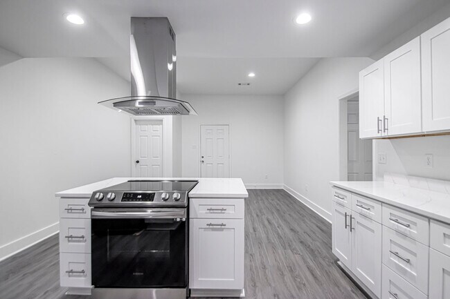 Building Photo - 306 S Schiller St