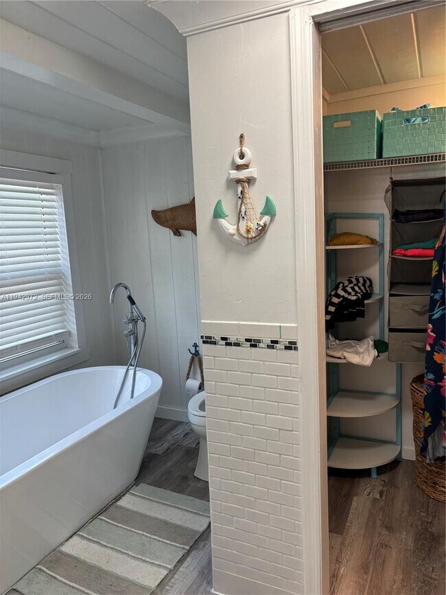 Building Photo - 124 S Bay Harbor Dr