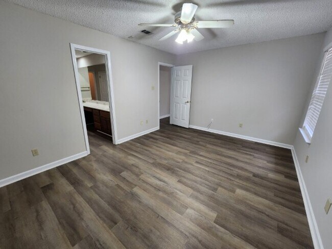 Building Photo - 15 Honey Locust Ct