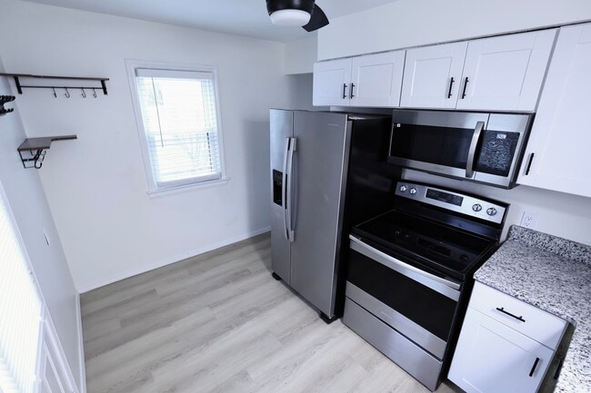 Building Photo - 843 Davies Ave