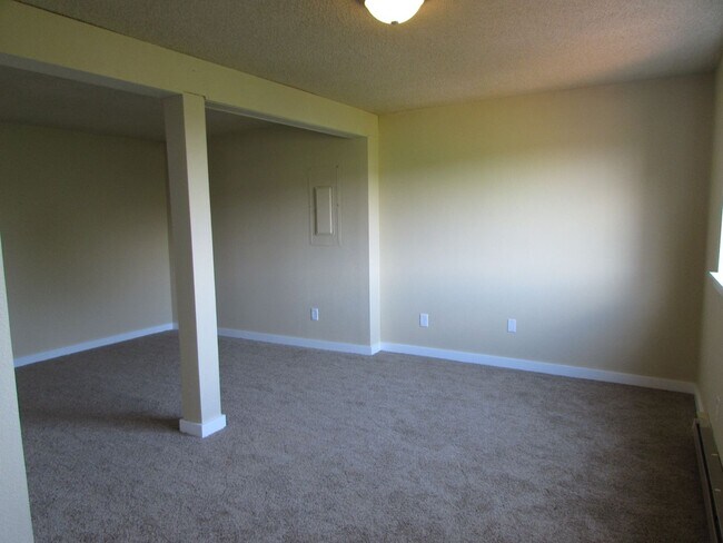 Building Photo - Large 4 Bedroom Edgemoor Home w/ Mother-in-law Suite