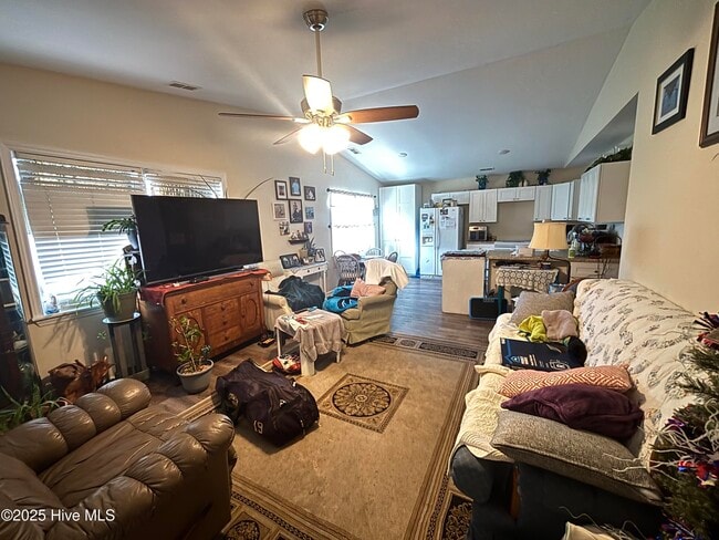 Building Photo - 203 W Landing Dr