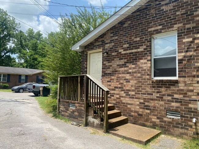 Building Photo - Amazing 2BR/1BA East Nashville Duplex!