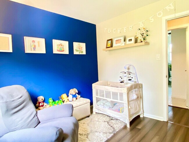 Building Photo - Amazing 4 Bedroom 2 Bathroom! Large Lot!  ...