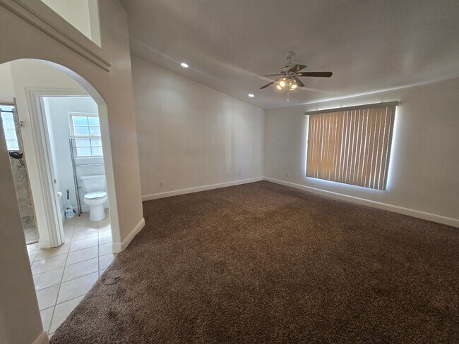 Building Photo - Beautiful, Huge 3 Bedroom in JT!!