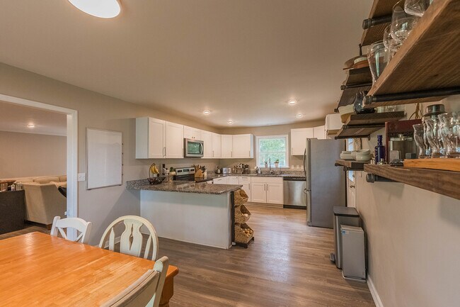 Building Photo - 210 Elliott Ct