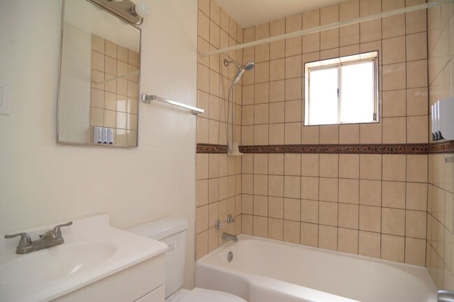 Building Photo - Charming 2 Bedroom 1 Bath Home! Close to t...
