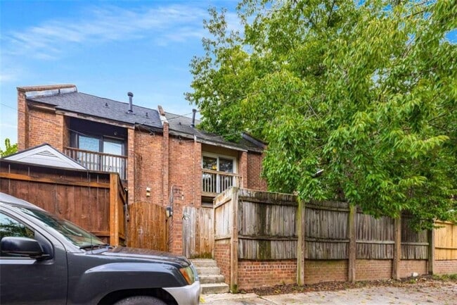 Building Photo - 654 Cleburne Terrace NE