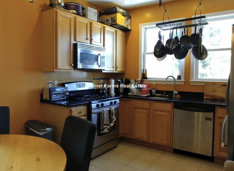 Building Photo - 84 Line St