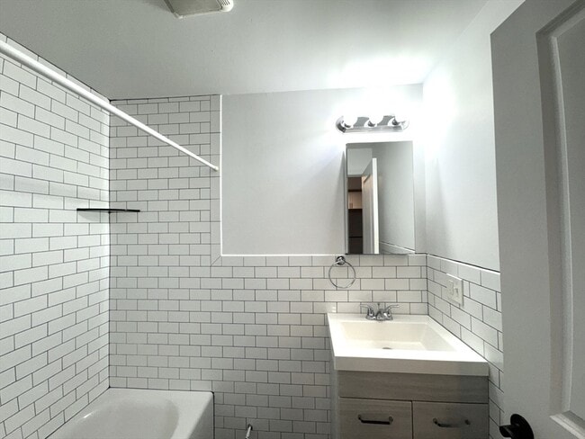 Building Photo - 625 Main St