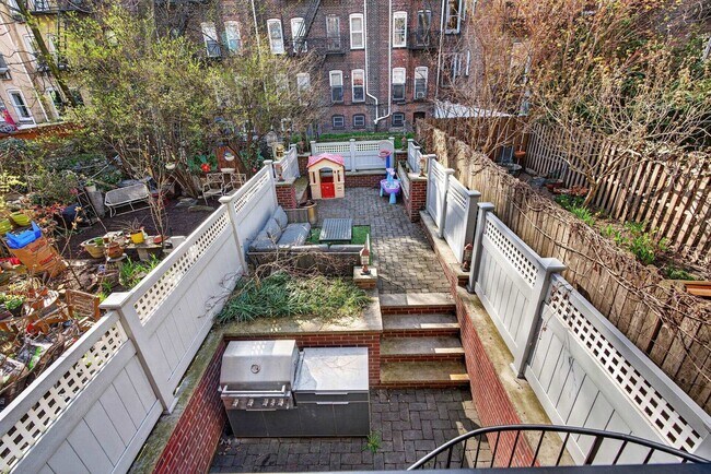 Building Photo - 926 Park Ave