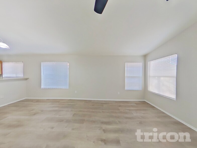 Building Photo - 12425 N 42nd Dr