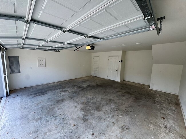 Building Photo - 1636 S Razorback Rd