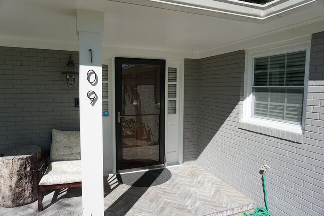 Building Photo - 109 E Sand Hills Dr