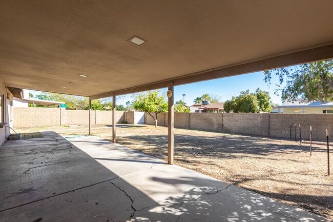 Building Photo - 2113 N Los Altos Dr
