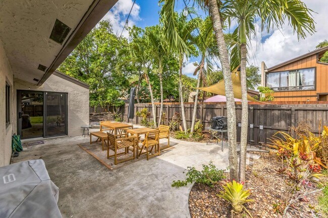 Building Photo - 2924 NW 69th Ct