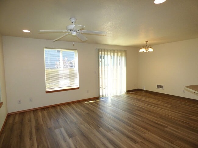 Building Photo - Rent Special: 1/2 Off February's - 3 Bed 2.5 Bath Duplex in Monmouth
