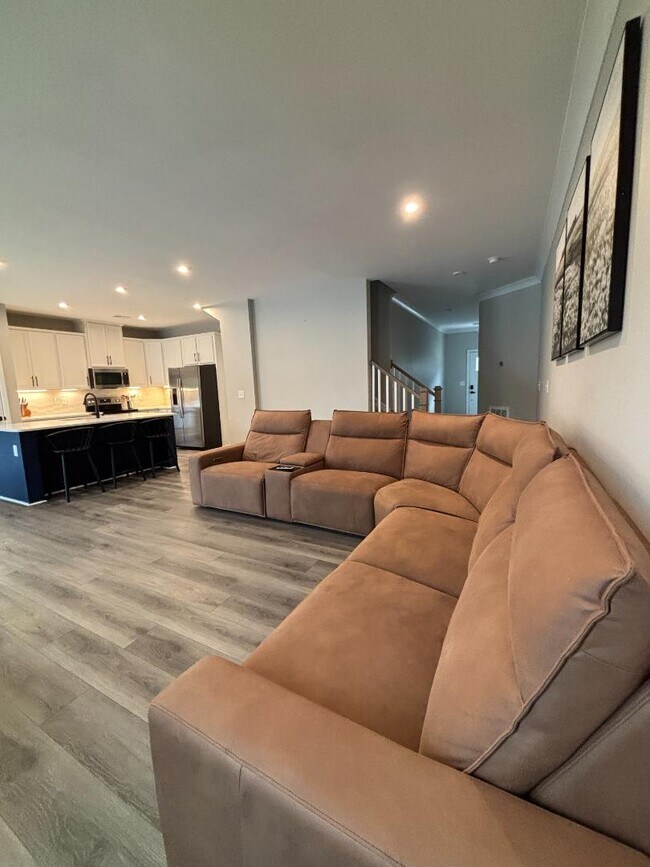 Building Photo - 300 Golan Cir