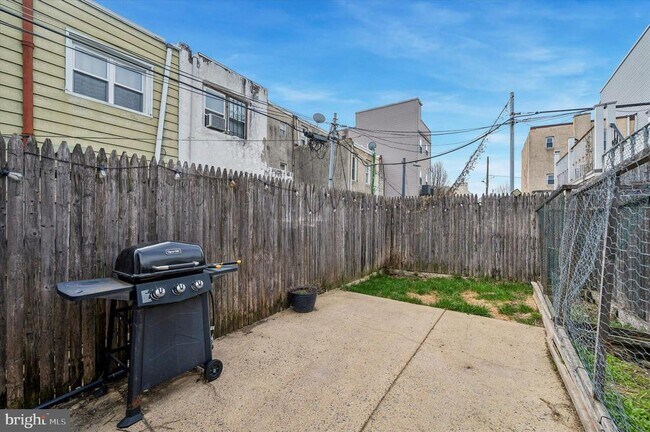 Building Photo - 2042 E Huntingdon St