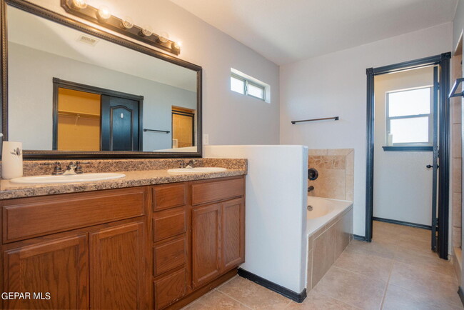 Building Photo - 3274 Maple Point Dr