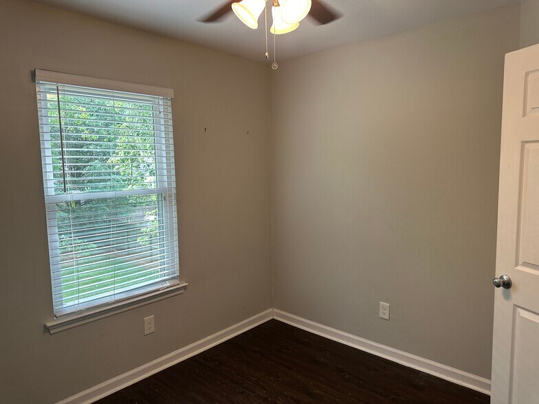 Building Photo - 122 River Oaks