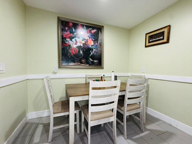 Building Photo - 2615 N Beaumont Ave