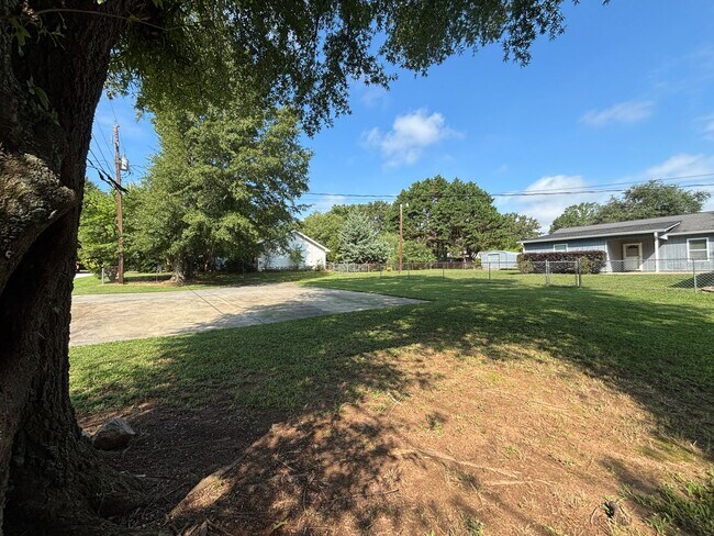 Building Photo - 560 Lee Byrd Rd