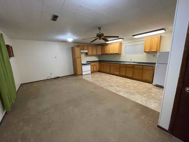 Building Photo - 710 N Ash St