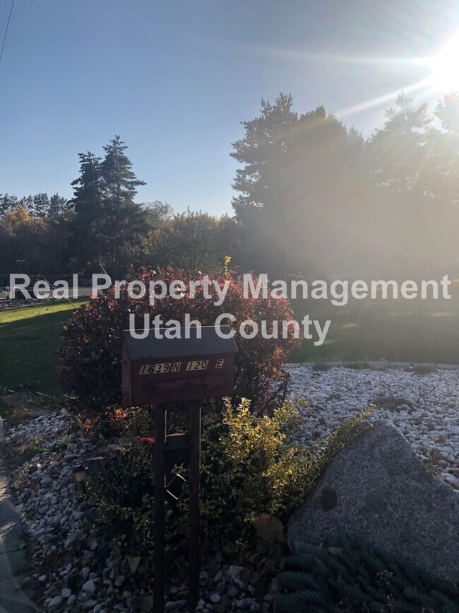 Building Photo - Spacious Lehi Home