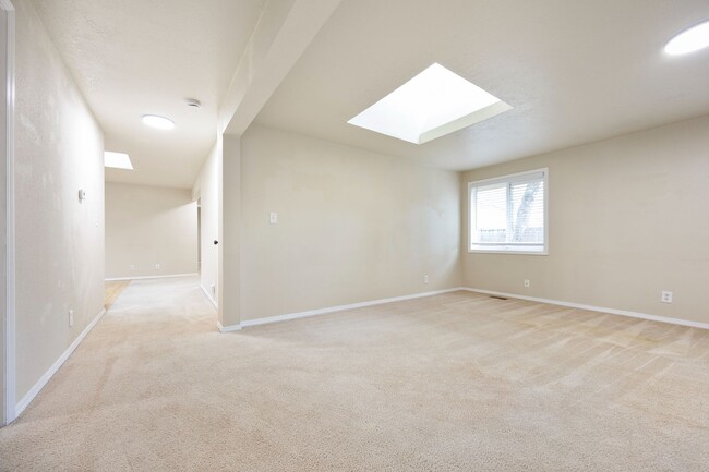 Building Photo - Spacious 5 bed/2 bath in SE Portland