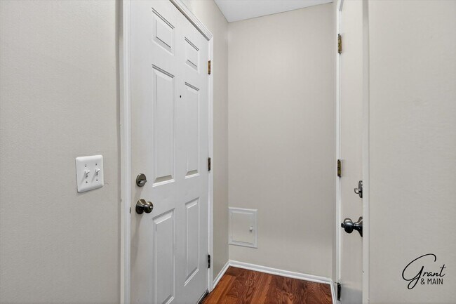 Building Photo - $1450 2 bedroom town house
