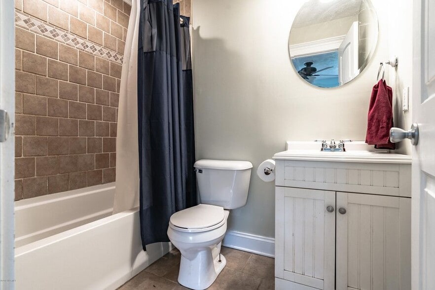 Building Photo - 210 N 10th St