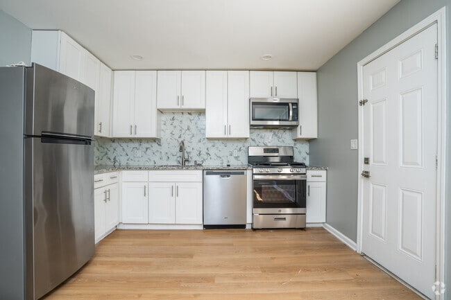 3BR, 1.5BA - 775SF - Kitchen - Palace Gate