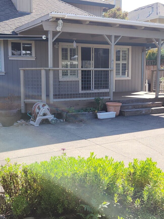 Building Photo - Lovely 4 bedrooms, 3 bathrooms in Windsor