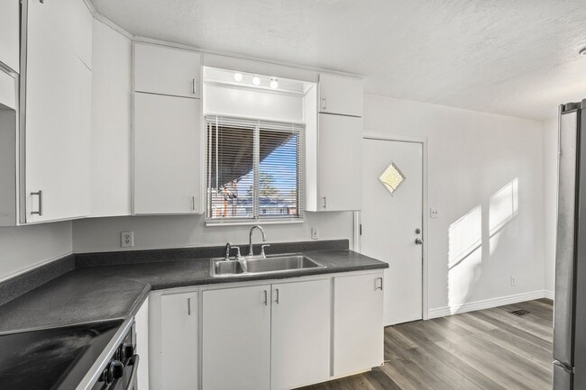 Building Photo - 385 W 5100 S
