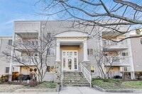 Building Photo - Light-filled 2bd/2ba right on S Four Mile Run $2850