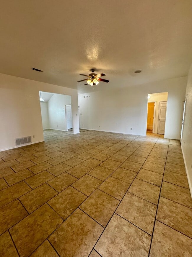 Building Photo - Spacious 4 Bedroom 2 Bath