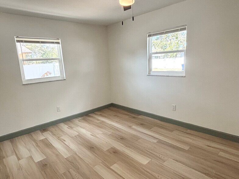 Building Photo - 510 91st Ave N