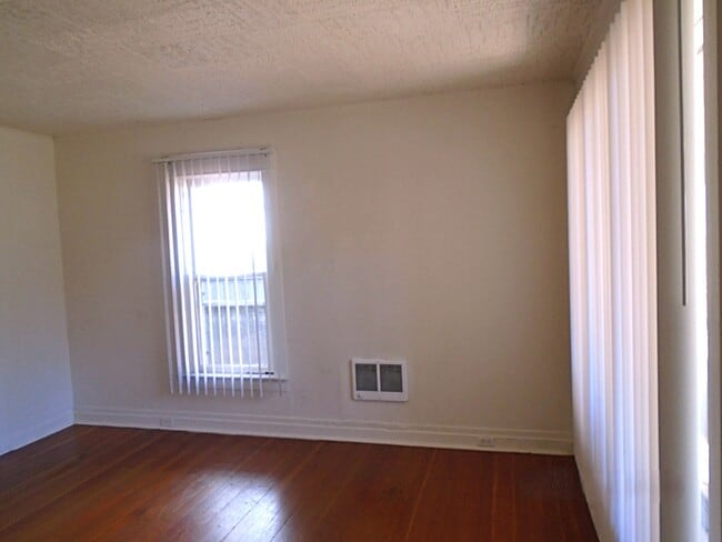 Building Photo - 435 Wilson St S