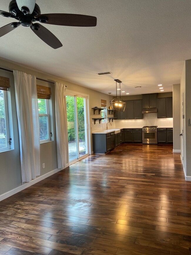 Building Photo - Parkway Beauty - 4 Bdrm, 2.5 Bath