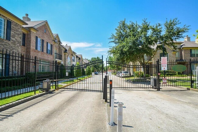 Building Photo - 978 Memorial Village Dr