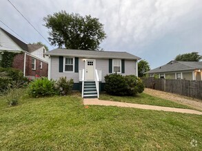 Building Photo - Cozy Cottage in West Nashville, Walk to Ch...