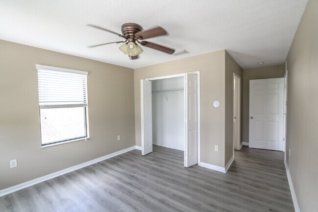 Building Photo - Gorgeous 5-bedroom, 4-bathroom, 3-car gara...