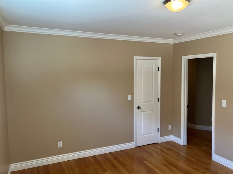Building Photo - 1466 Iris Ct