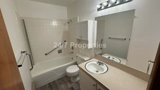 Building Photo - Charming 2BD/1BA with Patio  - Milwaukie