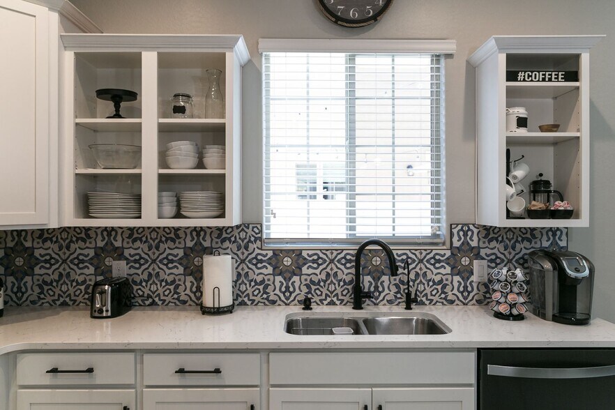 Building Photo - 1367 S Country Club Dr