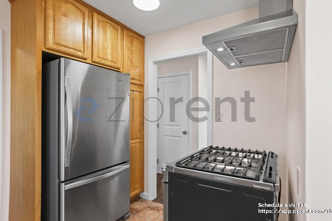 Building Photo - 682 Kern St