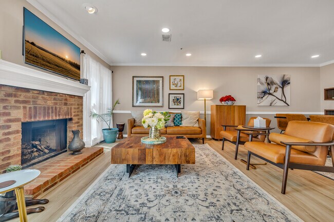 Building Photo - 586 Saint James Walk SE